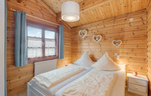 HayingenFerienhaus Neckar 38的卧室配有木墙内的一张床