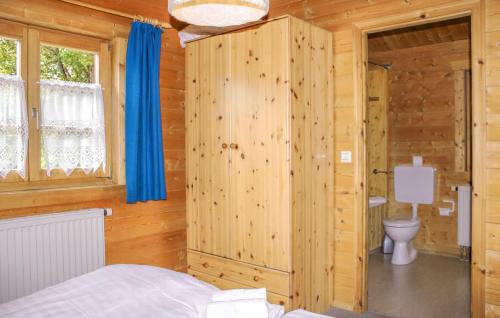 HayingenFerienhaus Donau 18的木制客房,设有床和卫生间