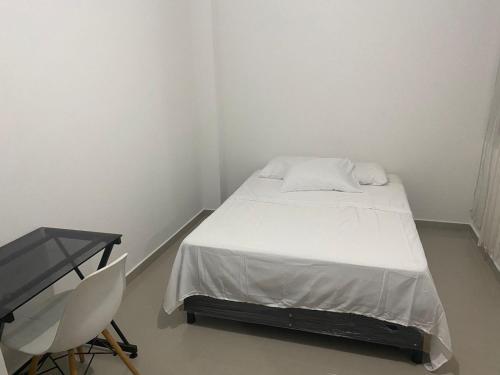 巴耶杜帕尔Ibiza2的白色的小房间,配有床和书桌