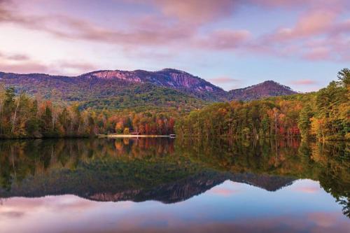 PickensLazy Bear Retreat by the Creek的享有以山脉为背景的湖泊美景