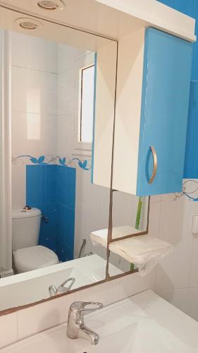 Chott MeriemKalthoum的一间带水槽、镜子和卫生间的浴室