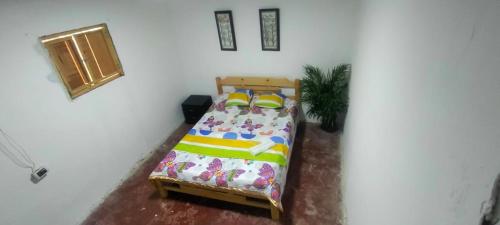 比利亚加松Encanto Natural的卧室配有白色墙壁上的床铺