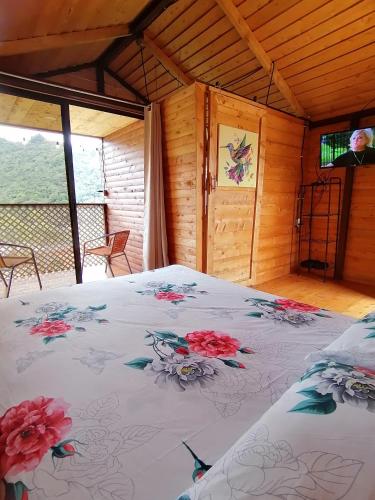 CopeyMario's Lodge Providencia的一间卧室,床上放着鲜花