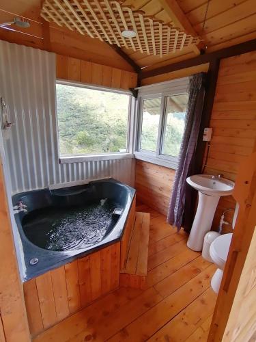 CopeyMario's Lodge Providencia的一间带大浴缸和水槽的浴室