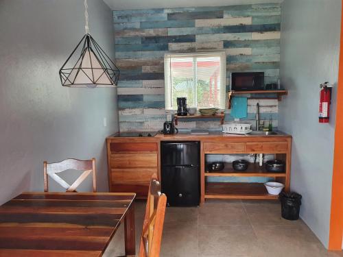 库尔克岛Rachel Land的厨房配有黑色冰箱和桌子