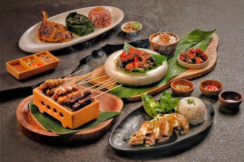 努沙杜瓦巴厘岛康拉德酒店的桌上的一组食物