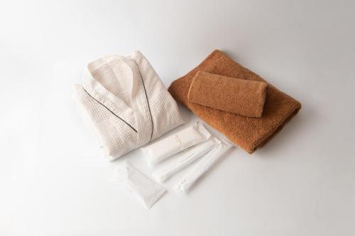OmitamaHOTEL R9 The Yard 小美玉的白色背景的一套布巾和毛巾