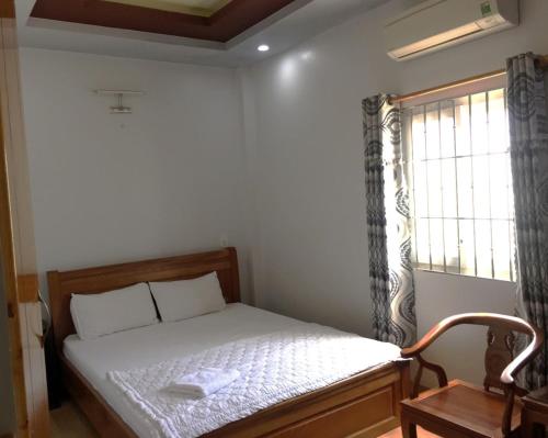 潘郎Nam Dương 2 Hotel的一间小卧室,配有床和窗户