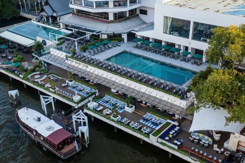 曼谷Royal Orchid Sheraton Hotel and Towers的享有酒店空中美景,设有游泳池