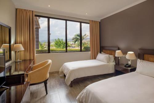 奇帕塔奇帕塔普罗蒂亚酒店的酒店客房设有两张床和窗户。