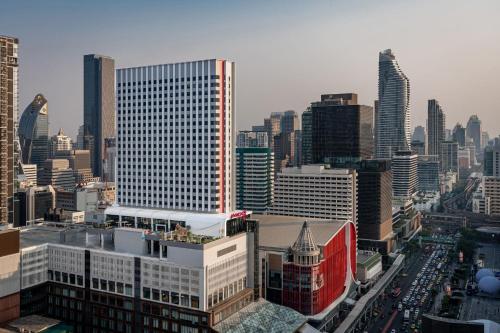 曼谷曼谷拉差阿帕森购物区 MOXY 酒店的享有城市天际线和高楼的景色