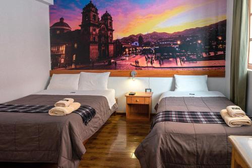 库斯科Net House Cusco的墙上画画的房间里设有两张床