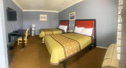 奥兰治大A汽车旅馆 的酒店客房配有两张床和一张书桌
