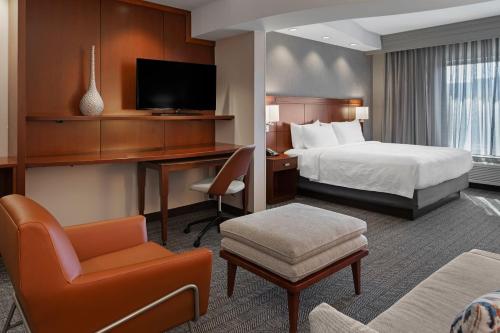 长滩长滩机场万怡酒店的酒店客房设有一间带一张床和一张书桌的卧室