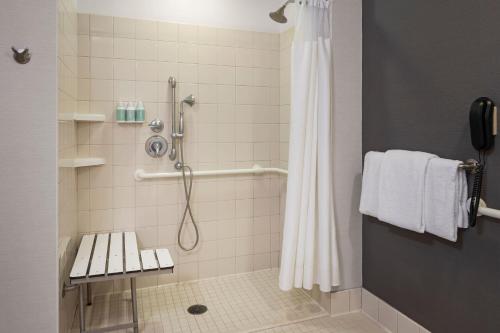长滩长滩机场万怡酒店的带淋浴和浴帘的浴室