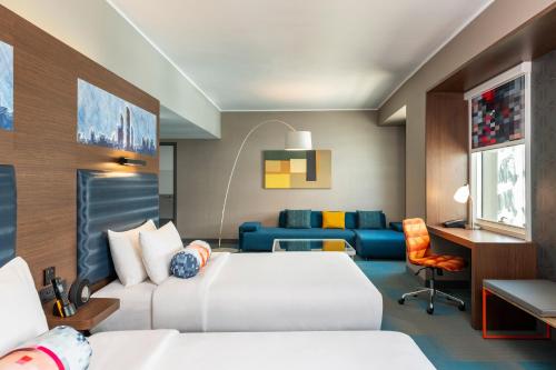 艾恩艾恩雅乐轩酒店的酒店客房,设有两张床和一张沙发
