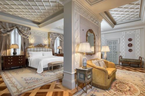 雅典Hotel Grande Bretagne, a Luxury Collection Hotel, Athens的一间卧室配有一张床、一张沙发和一把椅子