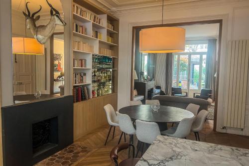 巴黎Atypical house with garden的客厅配有桌子和壁炉