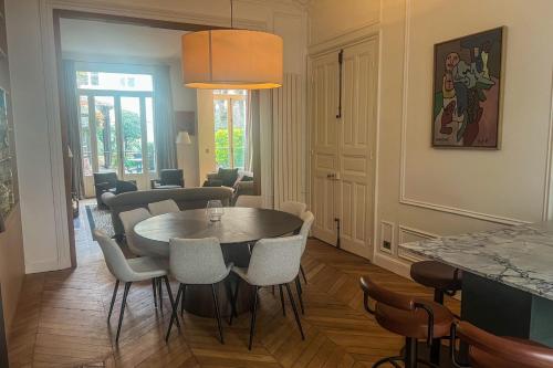 巴黎Atypical house with garden的一间带桌椅的用餐室