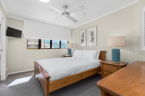 穆卢拉巴太平洋海滩度假酒店的白色卧室配有床和桌子