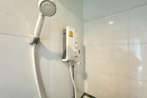 素叻塔拉公寓的带淋浴的浴室(带白色淋浴头)