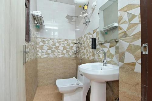 诺伊达the indigo premium的一间带水槽和卫生间的浴室