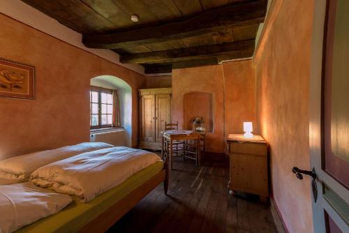 布拉姆舍Kloster Malgarten的一间卧室配有两张床和一张桌子