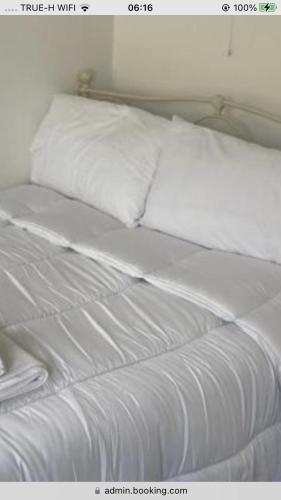 金塞尔Surf kinsale的白色的床、白色床单和枕头
