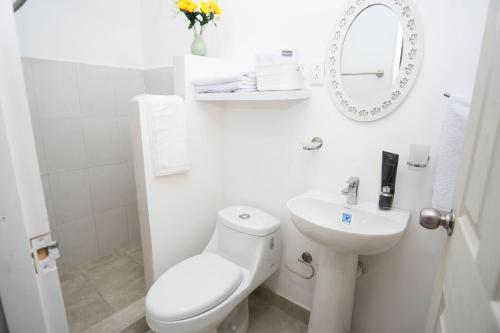 塔马林多Casa Nella的白色的浴室设有卫生间和水槽。
