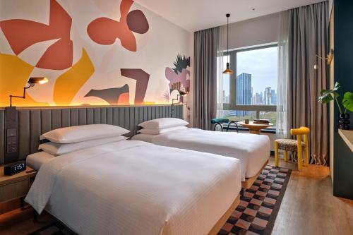上海上海中山公园凯悦嘉荟酒店的配有窗户的酒店客房内的两张床
