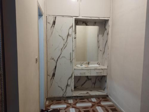 卡拉奇Hotel Shelton的一间带水槽和镜子的浴室