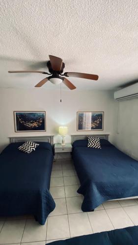 基诺湾Mision del Sol的一间卧室配有两张床和吊扇