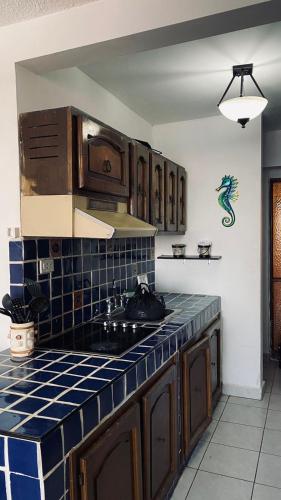 基诺湾Mision del Sol的厨房设有蓝色瓷砖柜台和水槽。