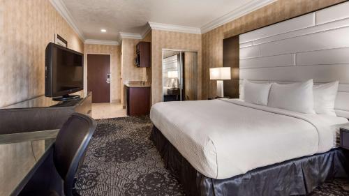 圣乔治贝斯特韦斯特阿贝酒店的配有一张床和一台平面电视的酒店客房