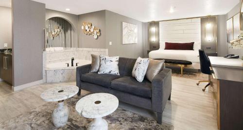 圣乔治贝斯特韦斯特阿贝酒店的带沙发的客厅和卧室
