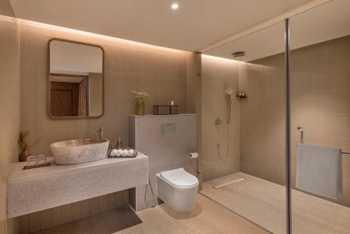 加尔加ZANA - A Luxury Escape, Dhikuli, Jim Corbett的一间带水槽、卫生间和淋浴的浴室