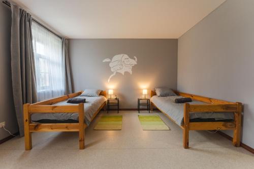 KazdangaBarona spilvens的一间卧室设有两张双层床和一扇窗户。