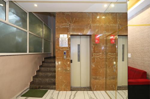 科塔OYO HOTEL SHRI KALYAN的大楼内带楼梯和电梯的大堂