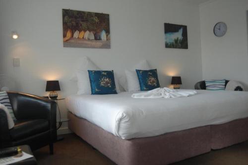罗托鲁瓦罗托鲁瓦汽车旅馆的卧室配有带蓝色枕头的大型白色床