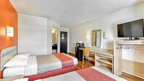 基林基林6号汽车旅馆的酒店客房配有两张床和一张书桌
