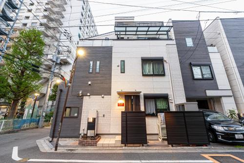 东京Ikebukuro house with 3BR Shinjuku 5min的前面有停车位的房子
