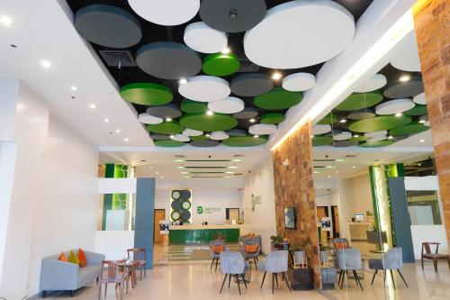 伊洛伊洛伊洛伊洛启航酒店的大堂拥有绿色和白色的天花板