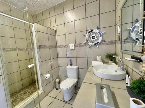 托弗海滩Casa Do Mar Guest House的浴室配有卫生间、盥洗盆和淋浴。