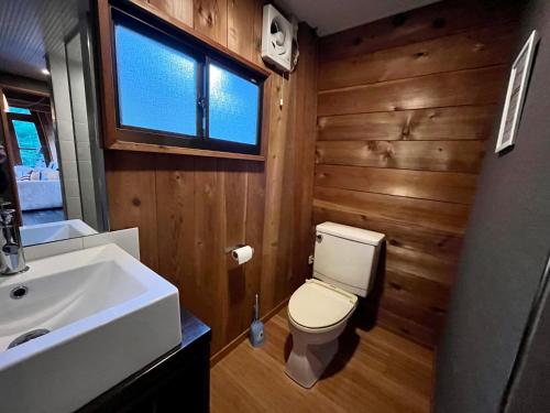 白马村Hakuba Mountain Cabin的浴室配有白色卫生间和盥洗盆。