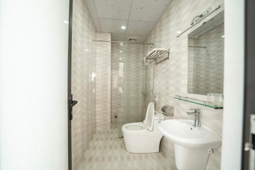 洞海Riverside Row Apartment的一间带卫生间和水槽的浴室