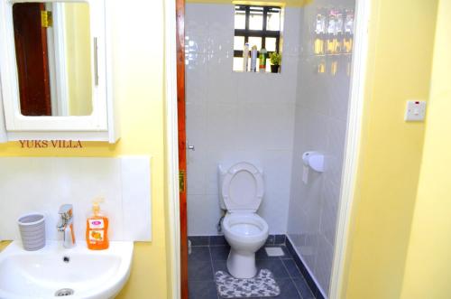 基苏木Yuks Villa的一间带卫生间和水槽的浴室