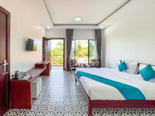 贡布Angkearboss Villa的酒店客房设有一张床和一个阳台。