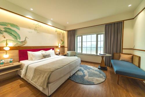 范兰德凡妮迪文萨诺瓦门廊酒店的配有一张床和一张书桌的酒店客房