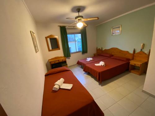 桑特佩尔佩斯卡多尔Hotel El Pescador的一间卧室设有两张床和天花板