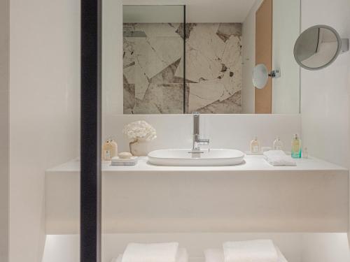 雅典The Roc Club的白色的浴室设有水槽和镜子